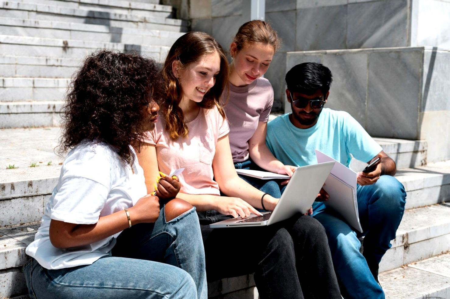 Ambiente de aprendizaje profesional con documentos financieros y materiales de estudio