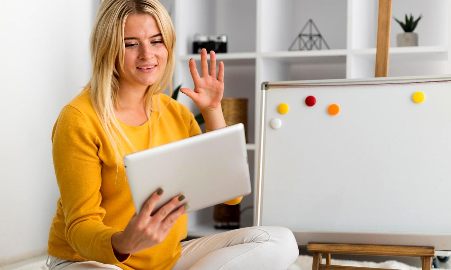 Persona utilizando una tablet para revisar gráficos financieros
