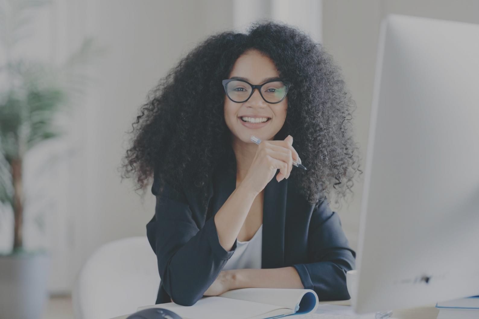 Personas aprendiendo sobre planificación financiera en un entorno educativo
