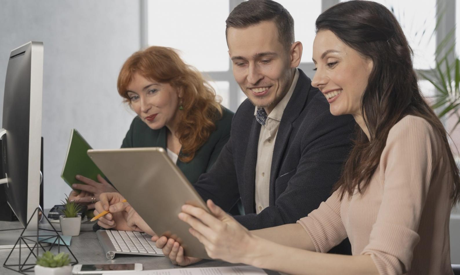 Equipo de glevorita trabajando en nuevos contenidos educativos